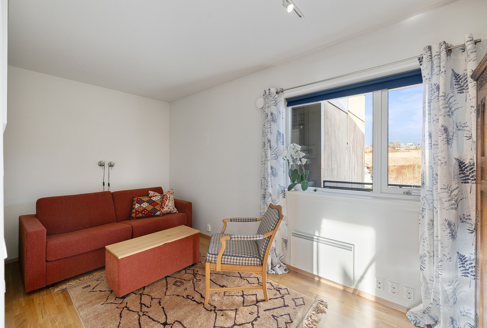 Soverom 2 - De to øvrige soverommene er lyse og trivelige, med gode vindusflater og fleksible innredningsmuligheter. Galleribilde