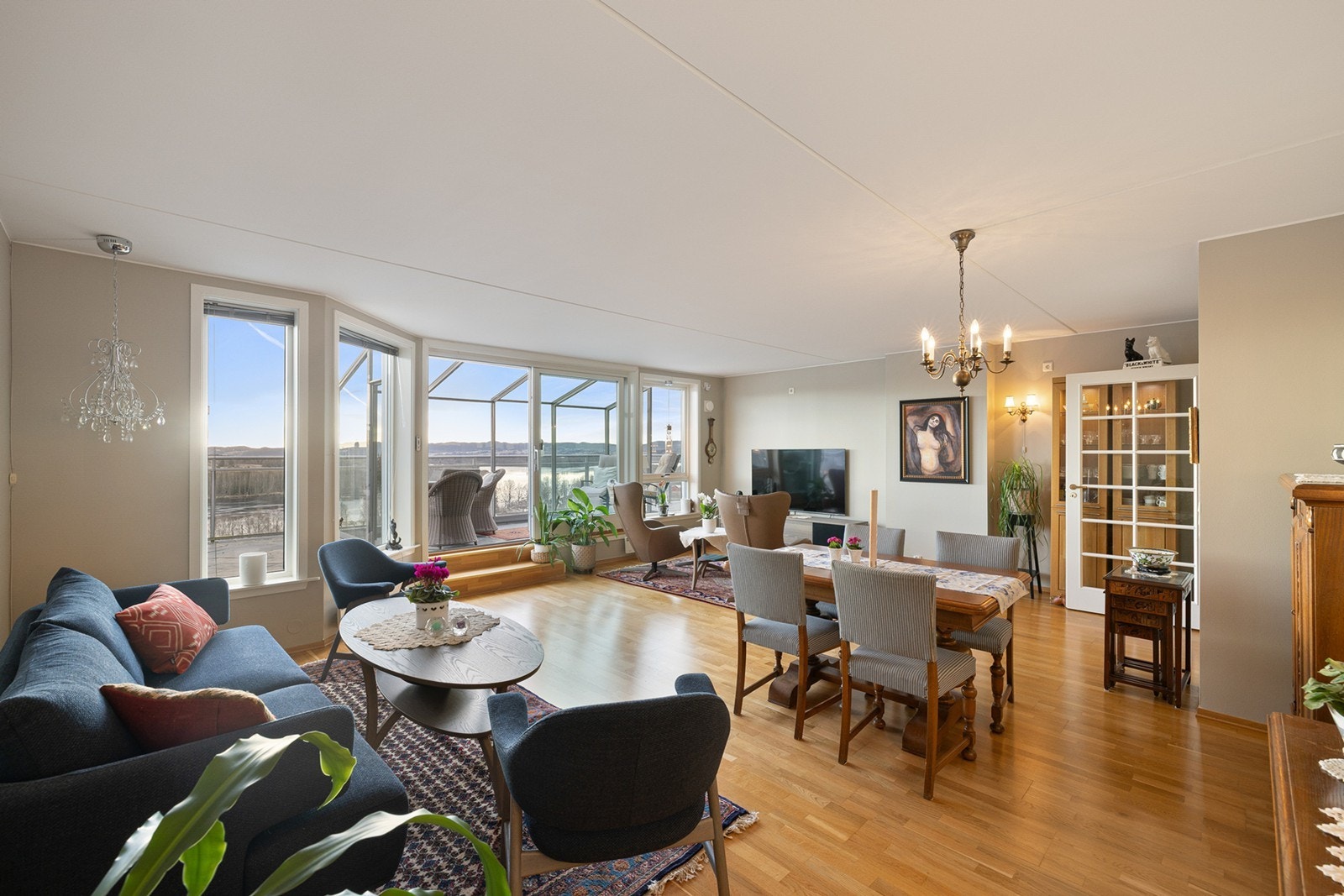 Romslig og gjennomlys stue med store vindusflater som slipper inn rikelig med naturlig lys. Galleribilde