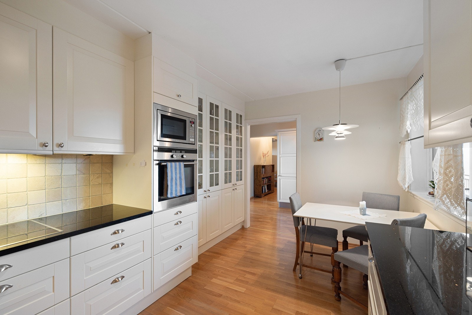 Trivelig spiseplass ved vinduet som gir godt med naturlig lys og en behagelig stemning. Galleribilde