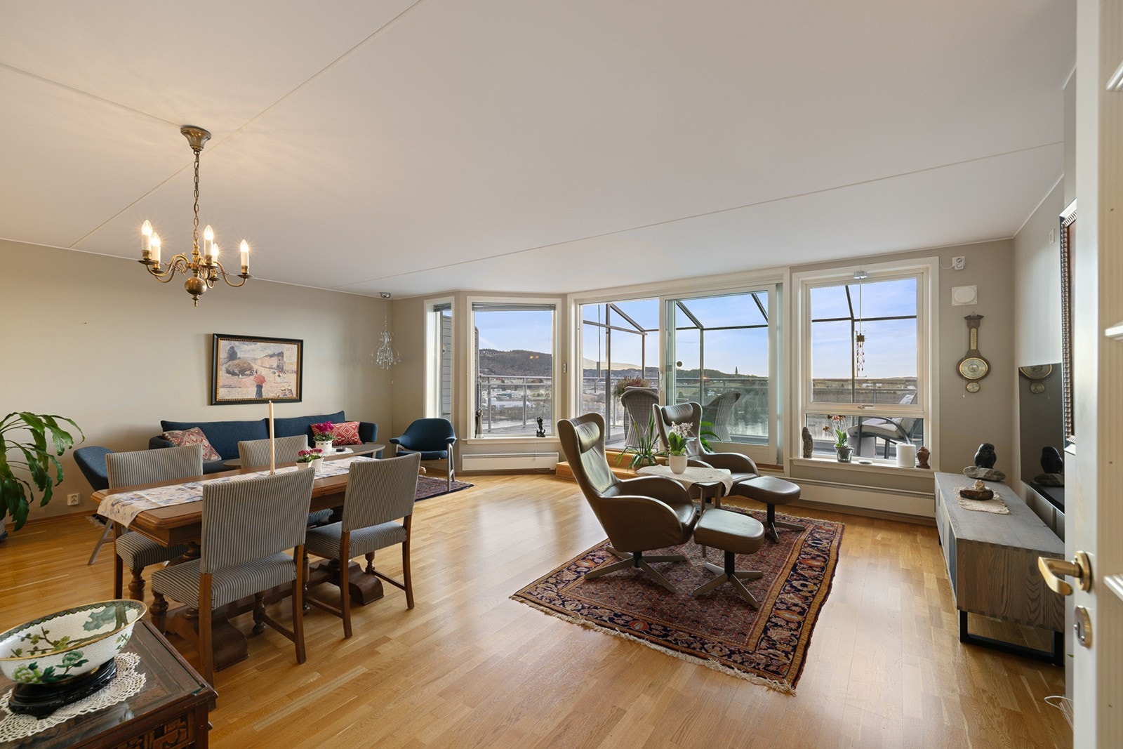 Fra stuen er det direkte adkomst til innglasset del av terrassen som forlenger oppholdsarealet gjennom store deler av året. Galleribilde