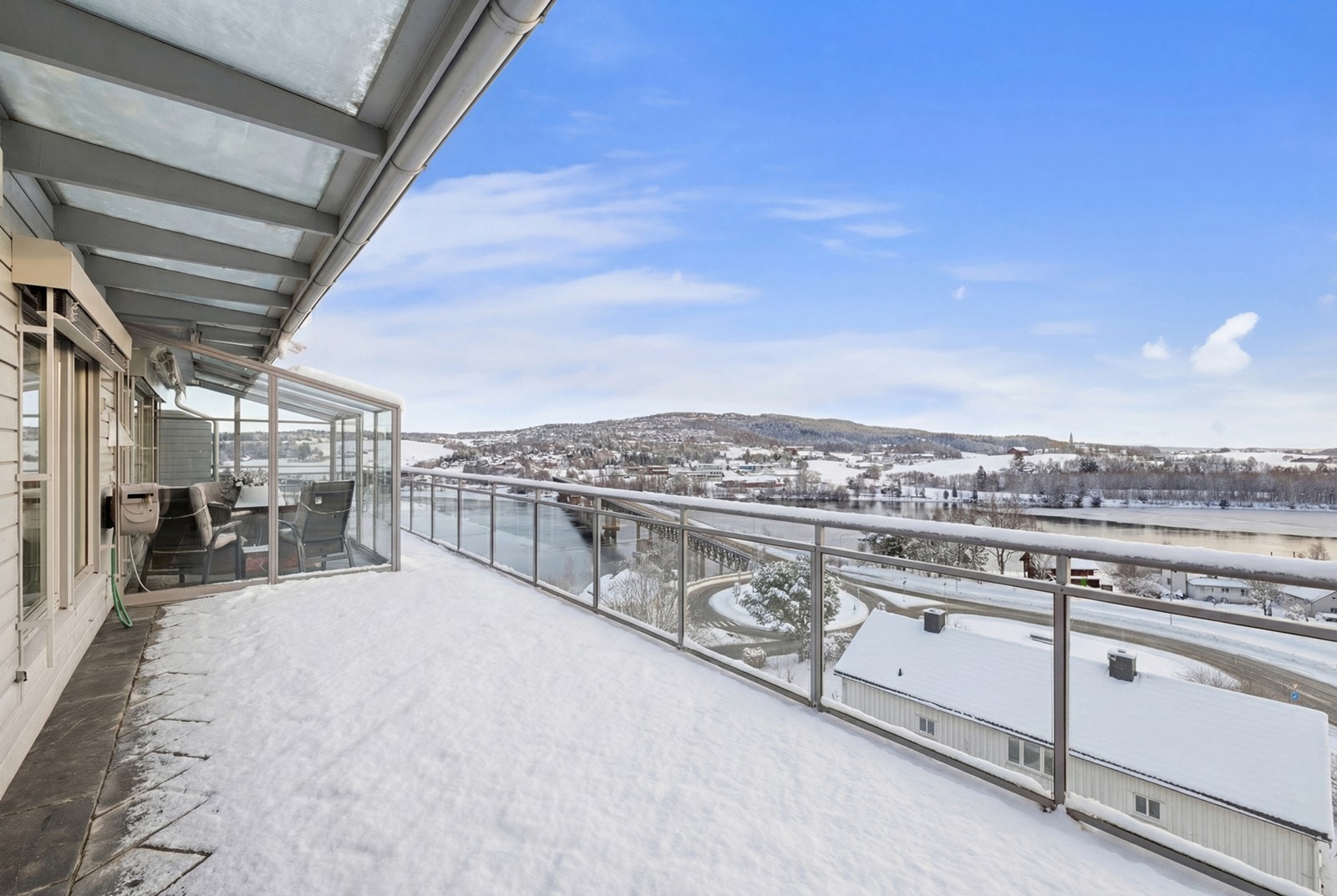 Leiligheten har en fantastisk, flislagt terrasse på ca. 48 m², hvor ca. 10 m² er innglasset. Galleribilde