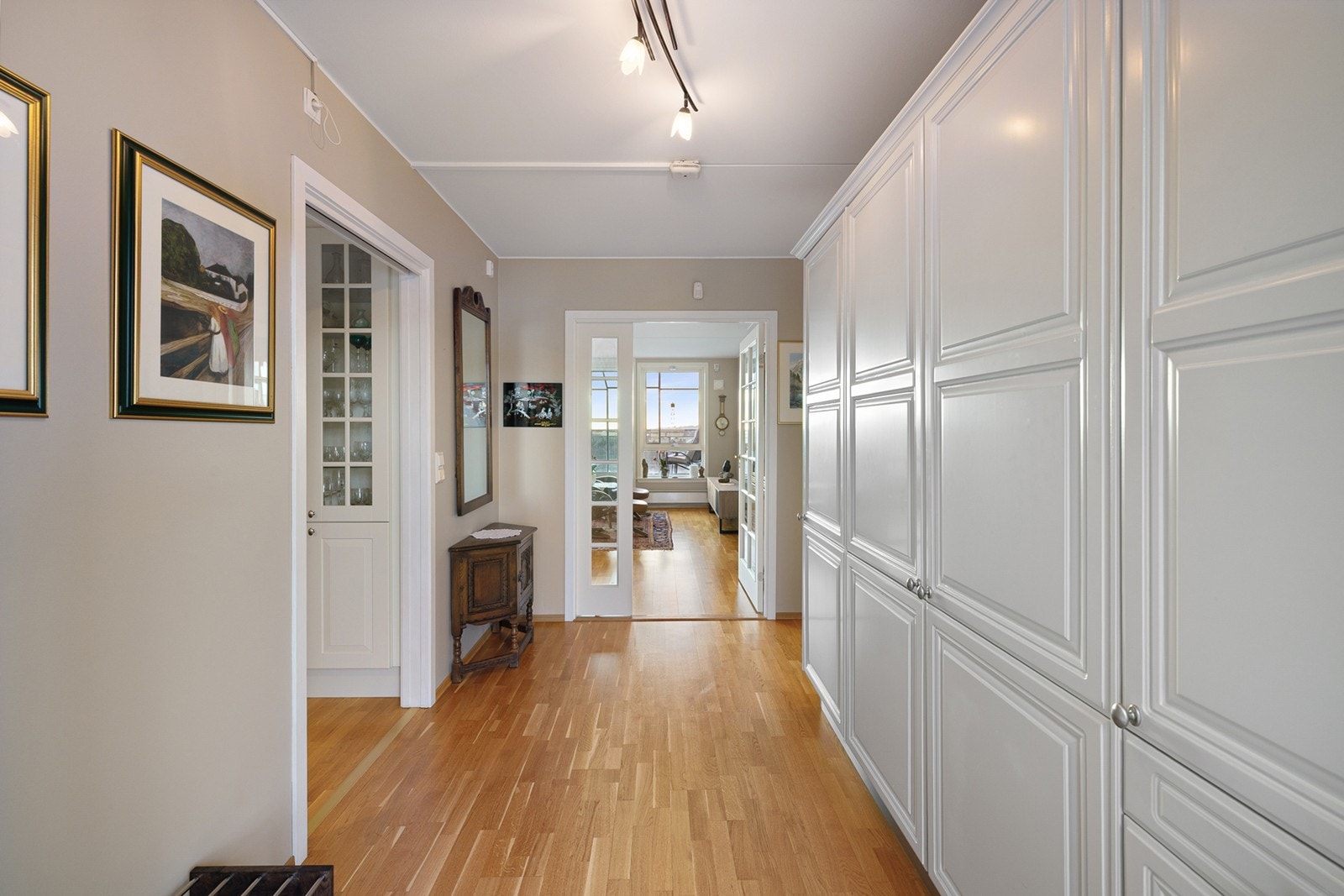 Romslig og innbydende entré med god plass til oppbevaring. Galleribilde