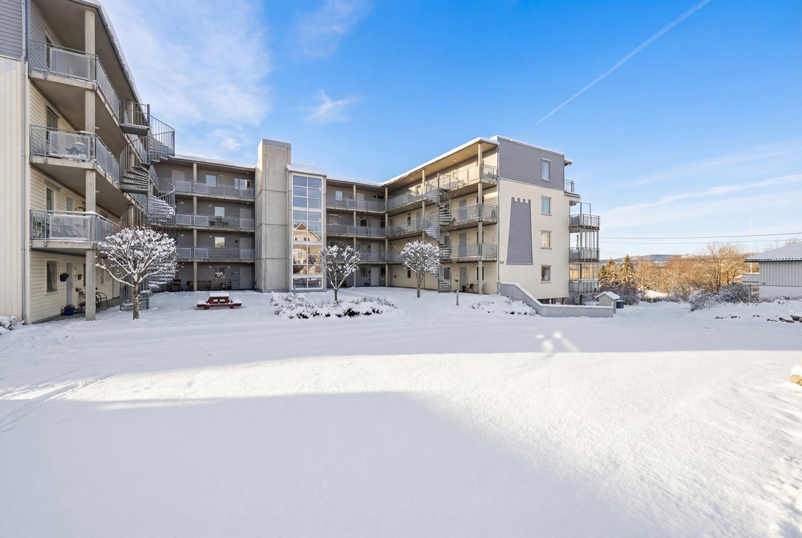 Fellesområdet er pent opparbeidet med grøntarealer, trær, sittegrupper, diverse beplantning og gruslagte internveier. Galleribilde