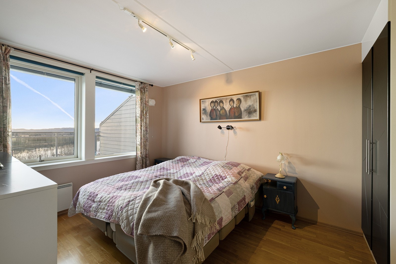 Romslig hovedsoverom med integrerte garderobeskap og plass til dobbeltseng og annet møblement. Galleribilde