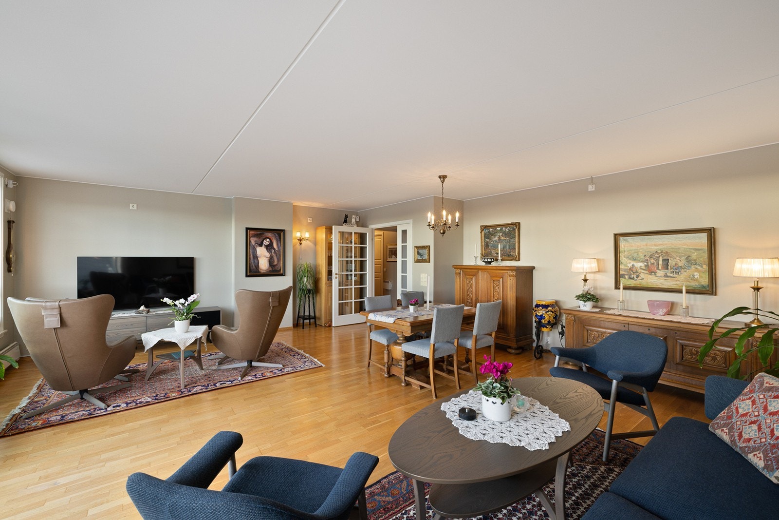 Her er det god plass til både sofagruppe og spisestue. Galleribilde