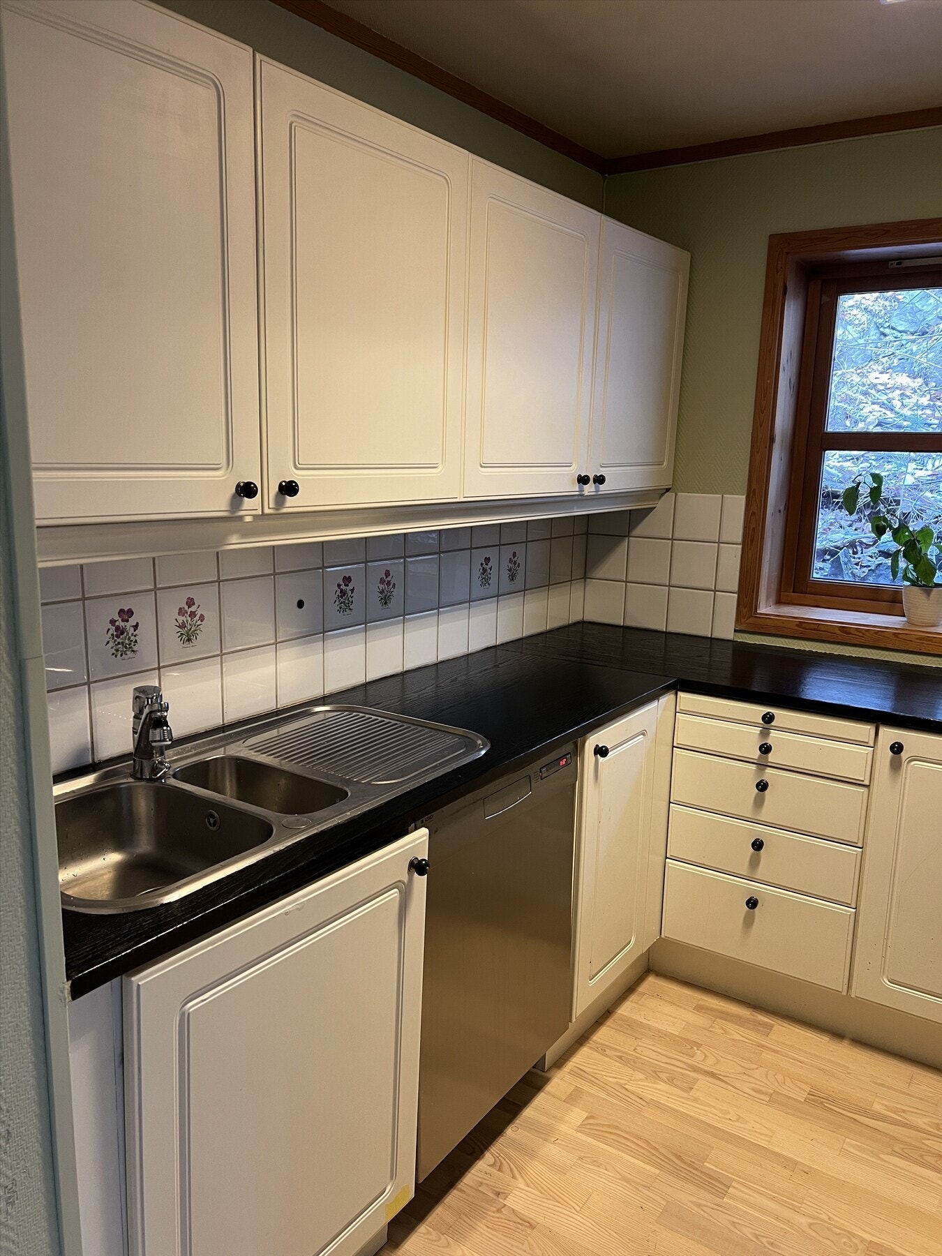 Kjøkkenet har god benkeplass og oppbevaringsplass i skuffer og skap. Galleribilde