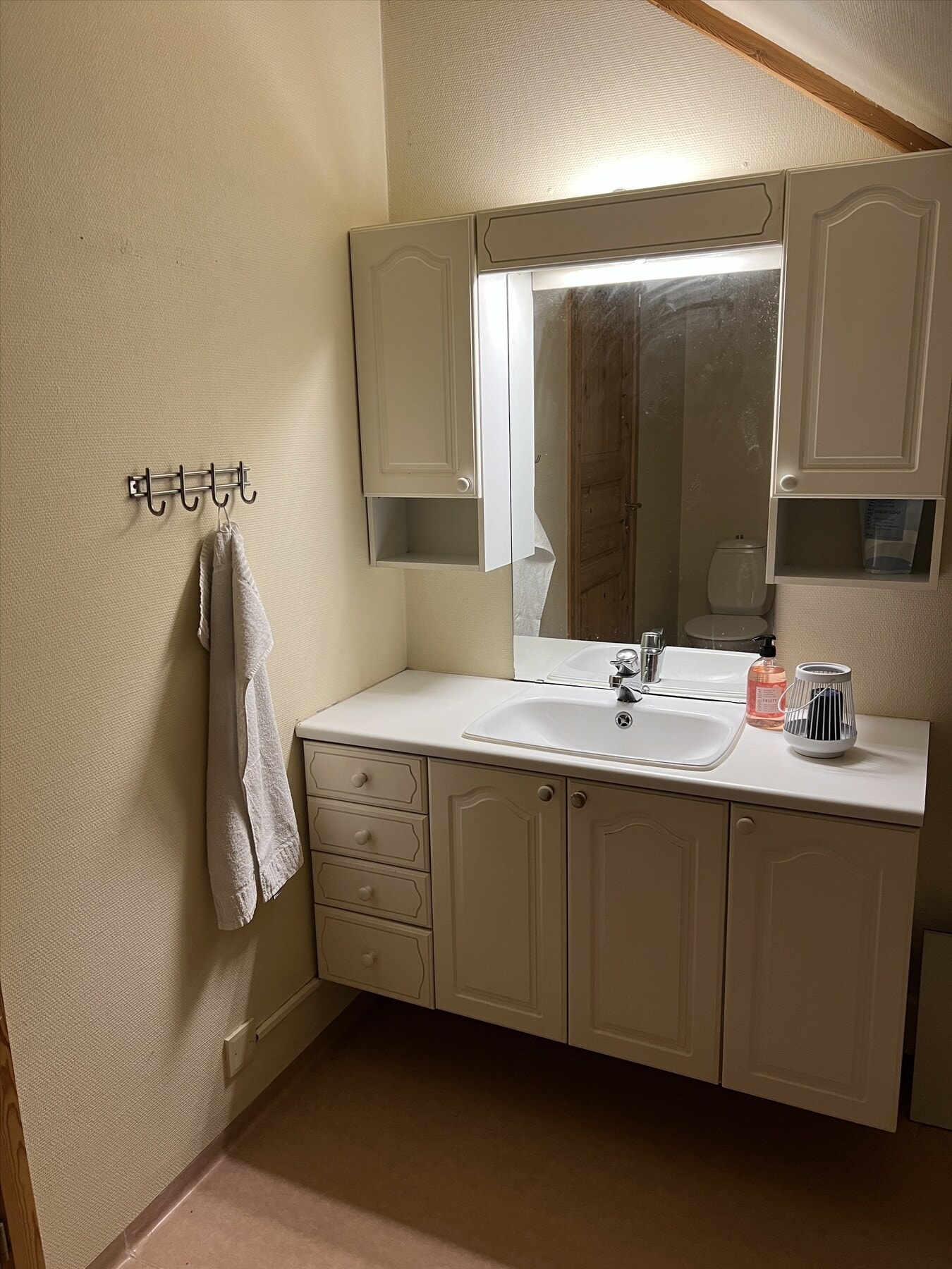 Servantskap kombinert med to overskap og speil med lyslist gir både funksjon og et lyst uttrykk. Galleribilde