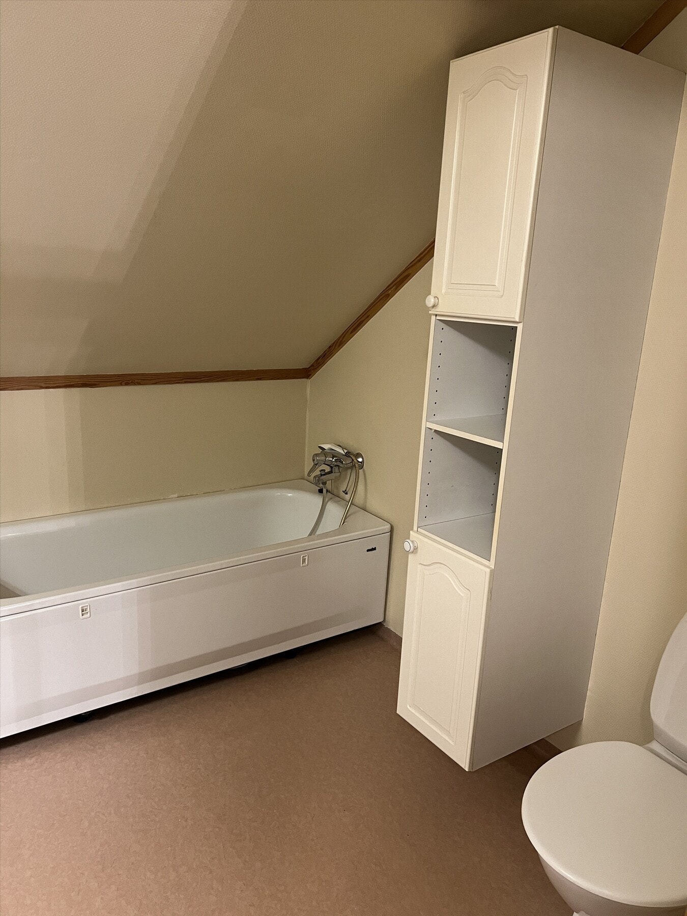 Badet i loftsetasjen har badekar og god plass til oppbevaring. Galleribilde