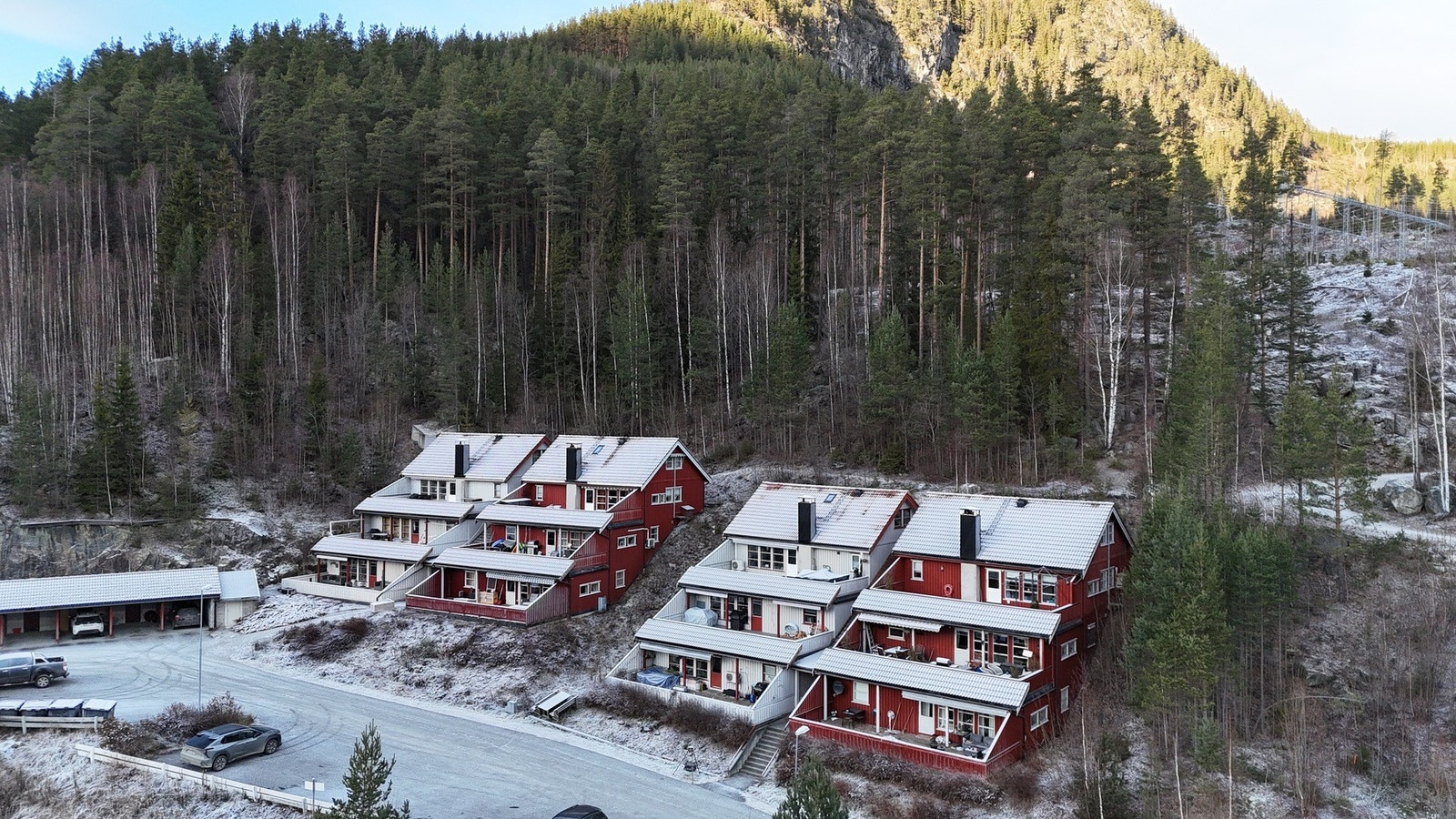 Leiligheten tilhører et hyggelig og organisert sameie bestående av 18 leiligheter fordelt på tre bygninger. Galleribilde