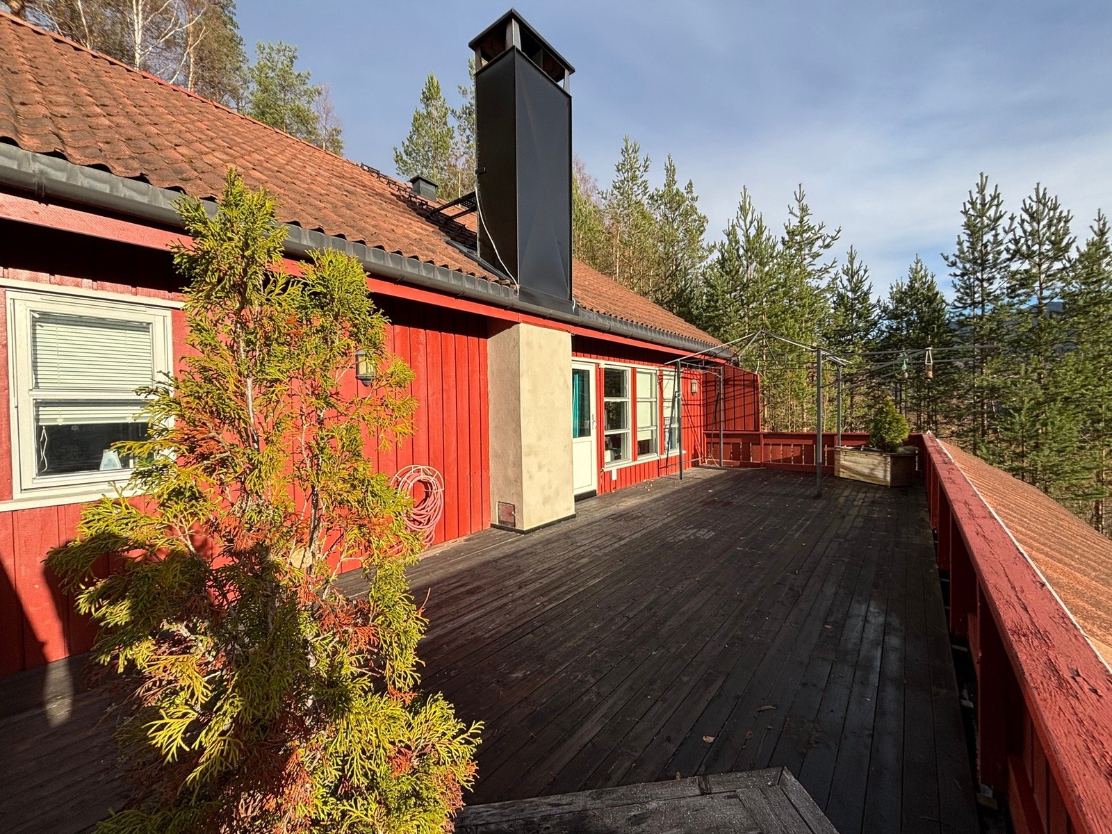 Fra stuen er det utgang til terrasse på hele 40 kvm! Galleribilde