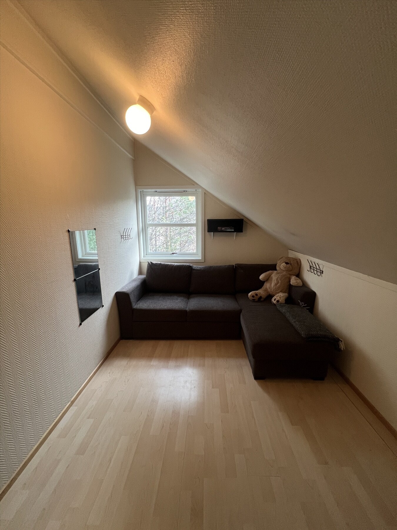 Soverom 3 er i dag innredet med sofa, og gir fleksible muligheter som ekstra stue, kontor eller gjesterom. Galleribilde