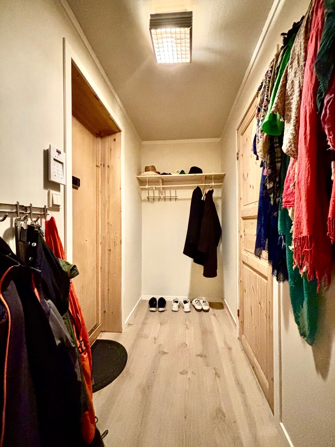 Velkommen inn! Romslig entré med plass til både sko og yttertøy. Fra entréen er det inngang til praktisk bod/teknisk rom. Galleribilde