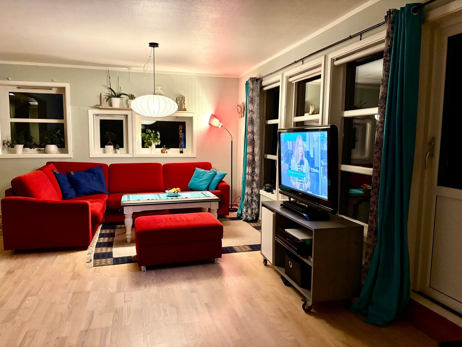 Stuen er av svært god størrelse og med plass til møblering i flere soner. Galleribilde