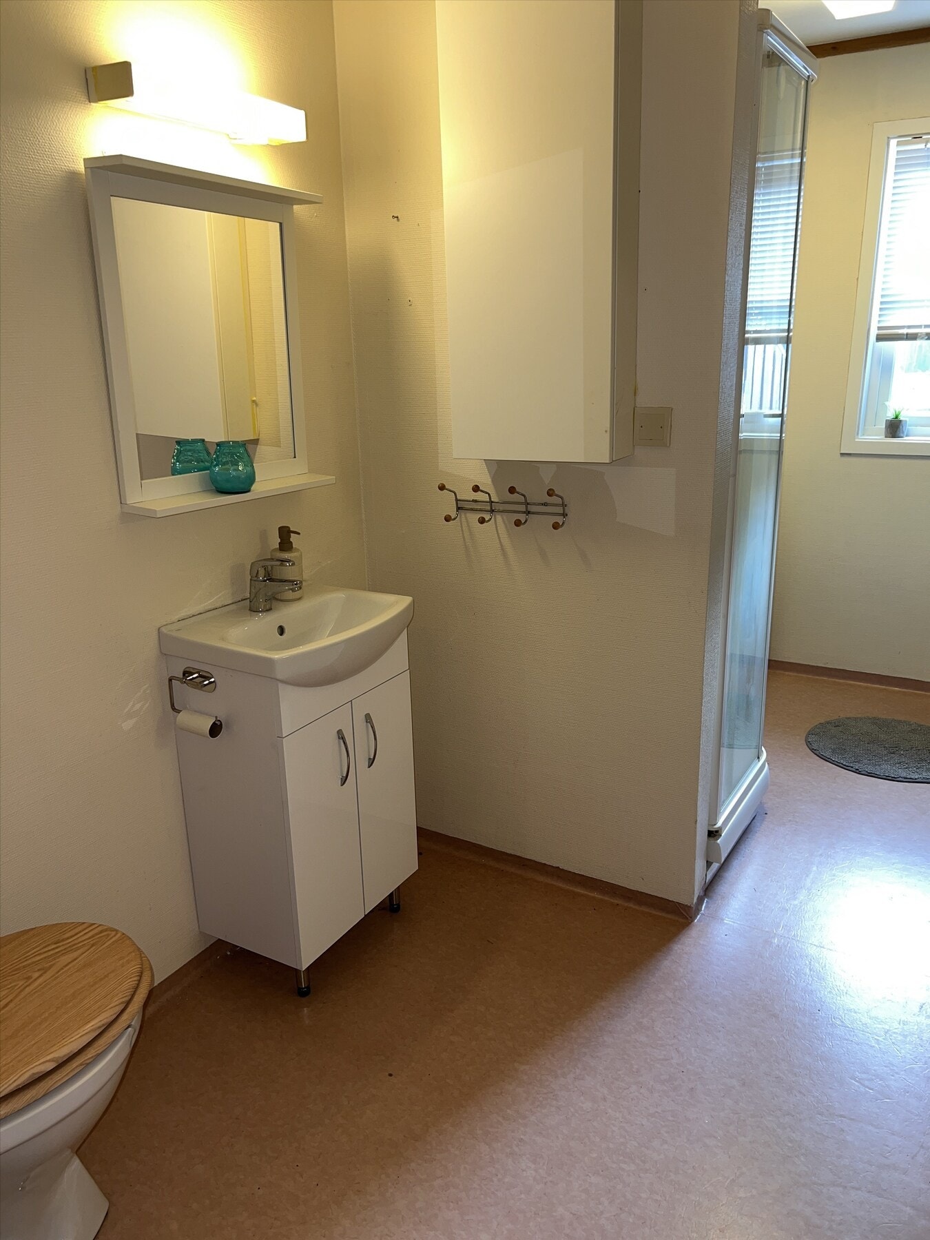 Bad/vaskerom er utstyrt med servant, wc, dusjkabinett og opplegg for vaskemaskin. Galleribilde