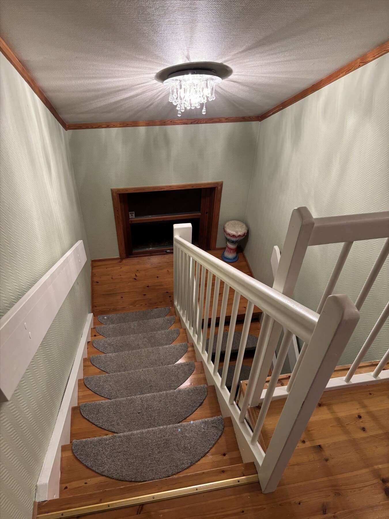 Fra trappen opp til loftet finner du 3 soverom, bad og et kott. Galleribilde