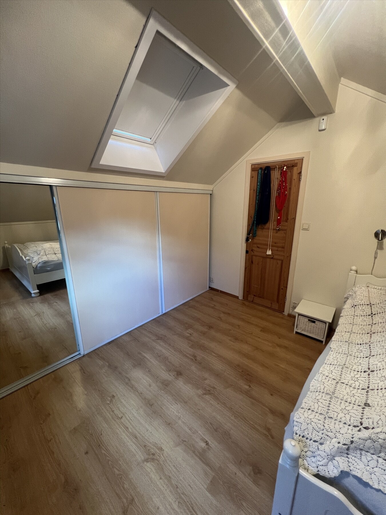 Praktisk utnyttelse av skråvegg med gode oppbevaringsmuligheter i skyvedørsgarderobe. Galleribilde