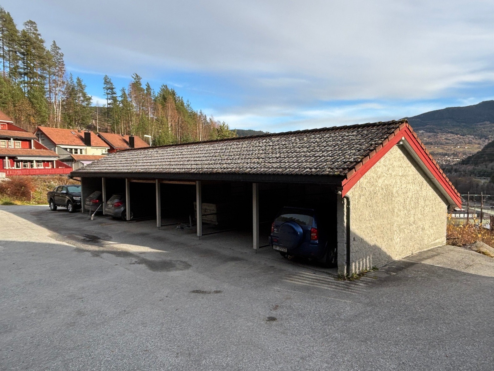 Leiligheten disponerer en carport med tilhørende bod. Galleribilde
