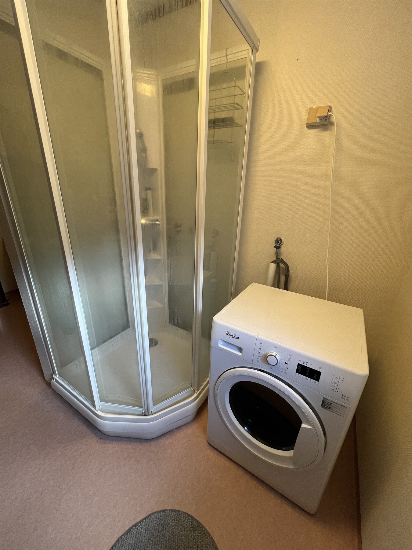 Gulvet er belagt med gulvbelegg med varme. Galleribilde