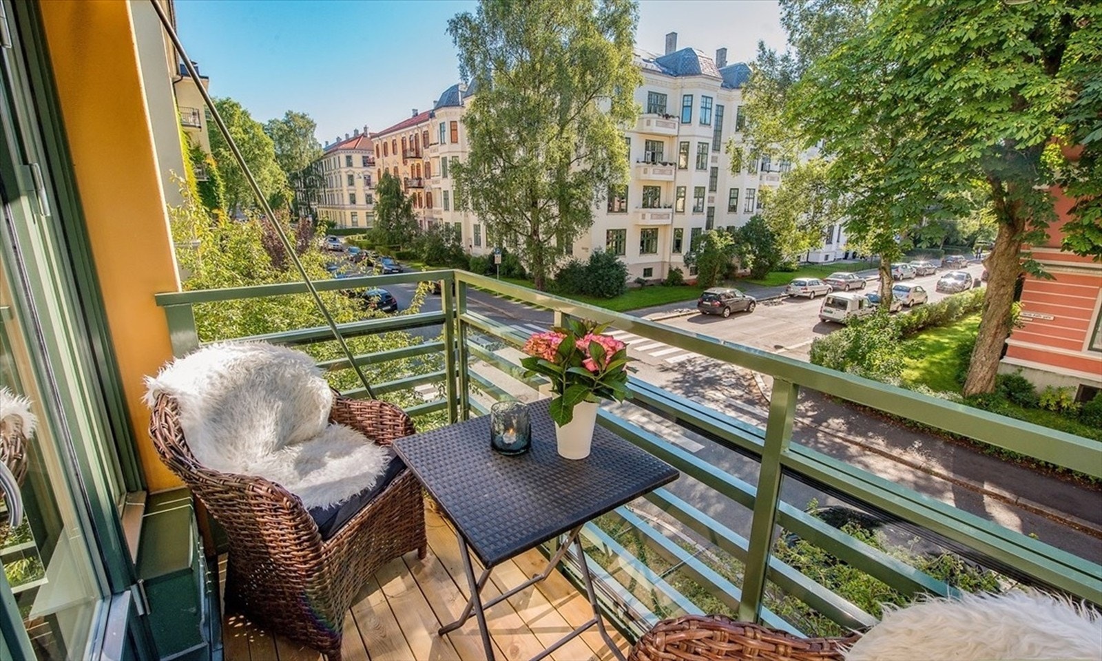 Balkongen har utsyn mot hyggelige Jacob Aalls gate. Galleribilde