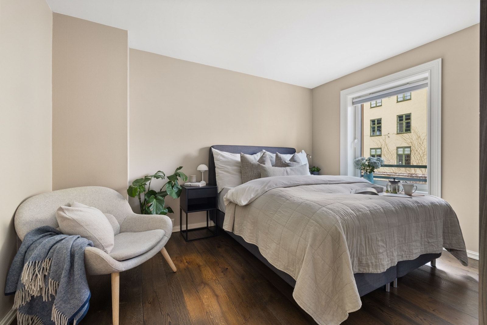 Hovedsoverommet har god plass til dobbeltseng, garderobe, i tillegg til mulighet for kontorplass. Galleribilde