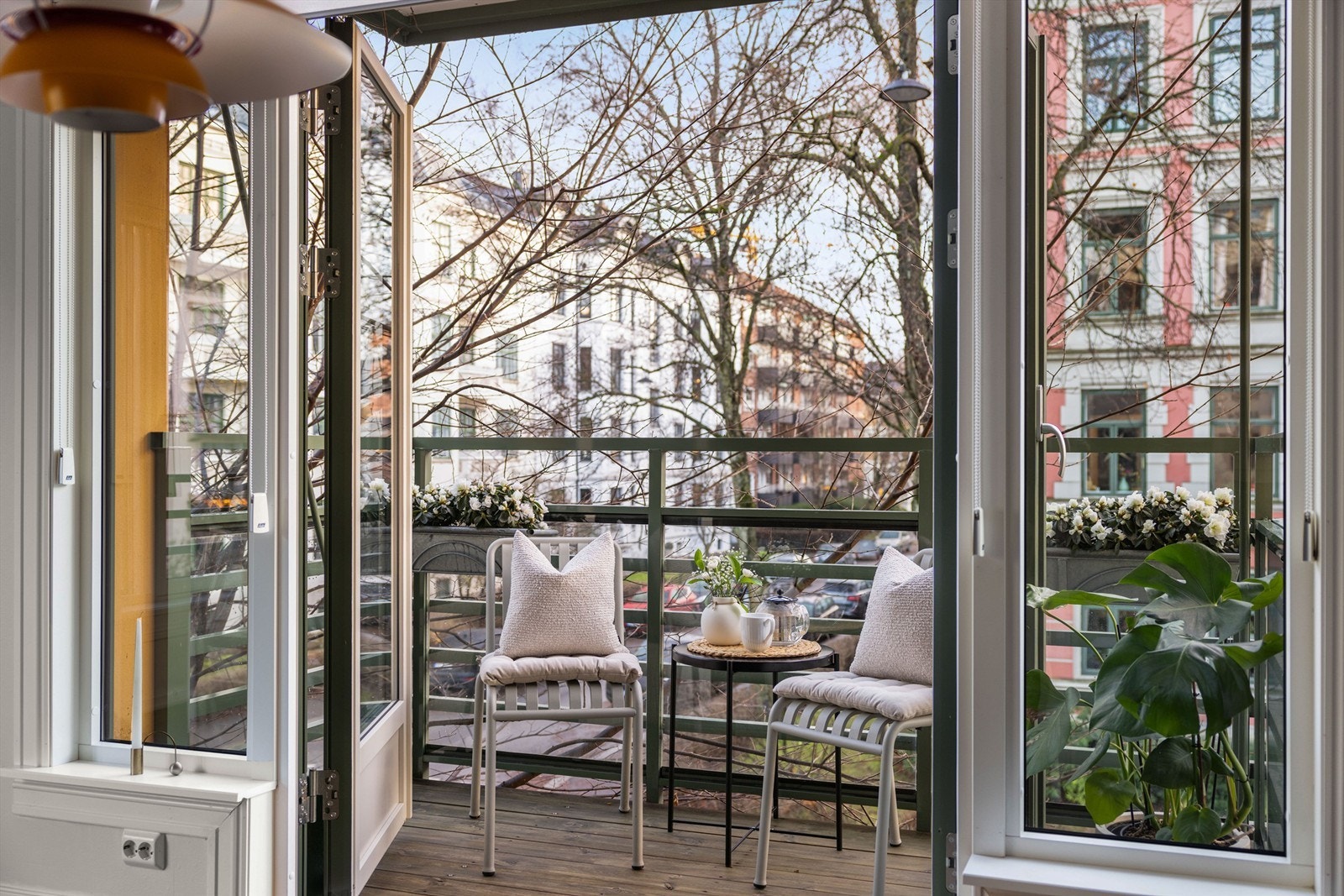 Leiligheten har en rekke kvaliteter, blant annet en hyggelig balkong med utsyn over nabolaget. Foto: Isnitt. Galleribilde