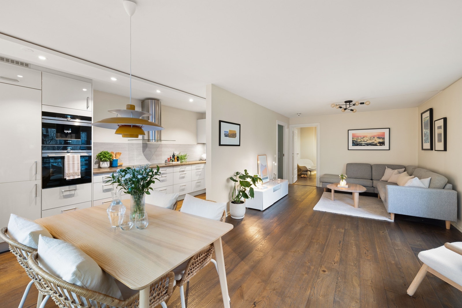 En lys og innbydende hjørneleilighet med svært attraktiv og sentral beliggenhet på Majorstuen. Foto: Isnitt. Galleribilde