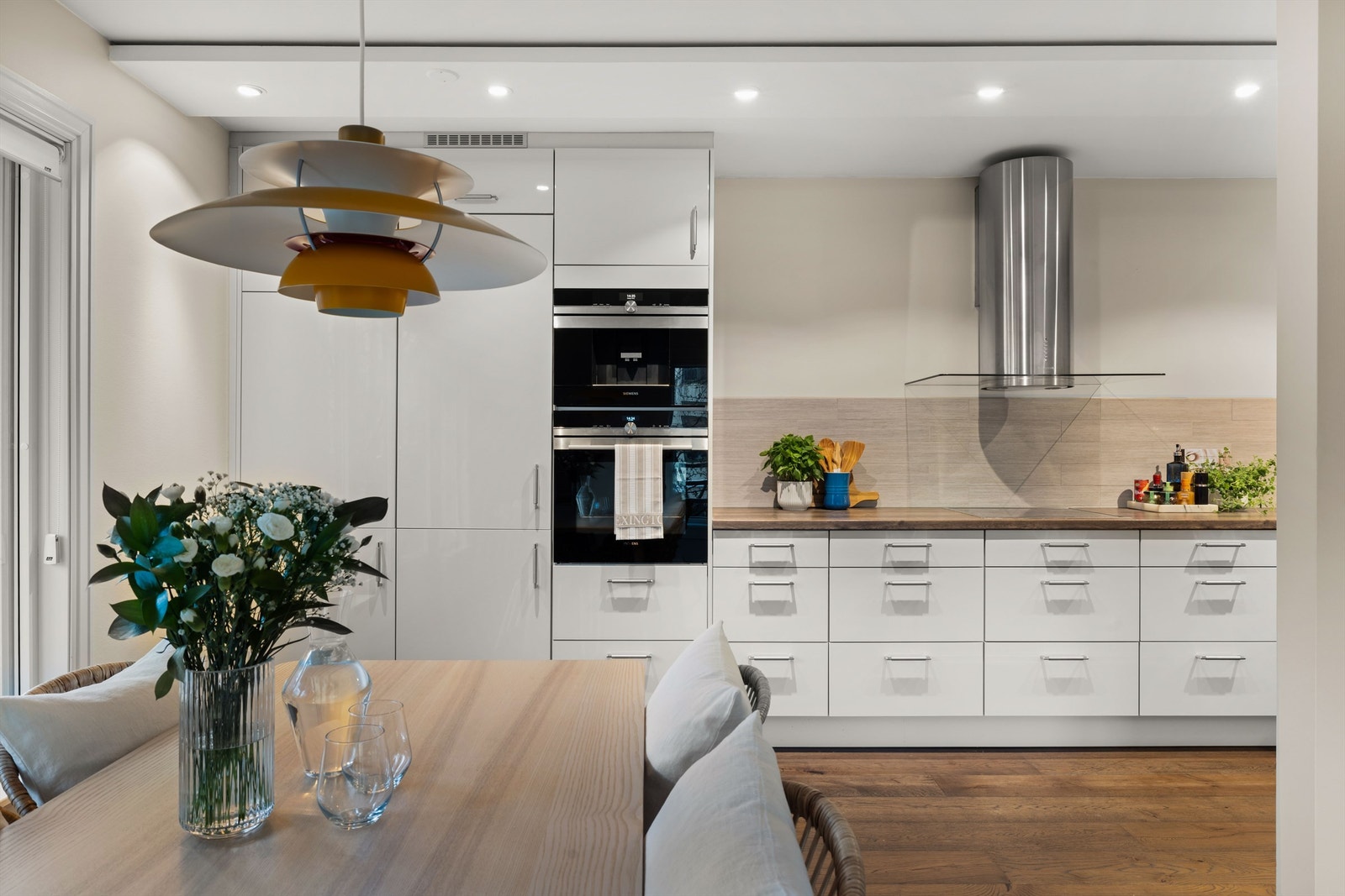 Stort kjøkken for den matglade med innredning fra 2015. Galleribilde