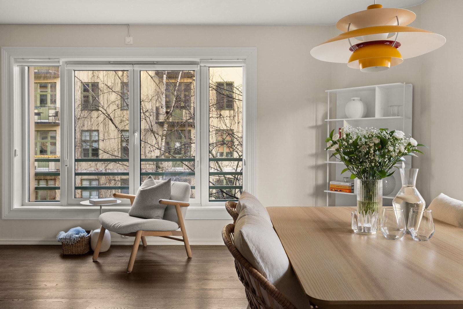 Store vindusflater preger leiligheten og sørger for rikelig med naturlig lys fra flere retninger. Galleribilde