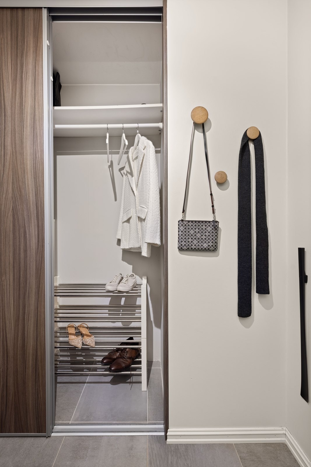 Her er det god plass til å henge av seg yttertøy og sko i garderobeskap. Galleribilde