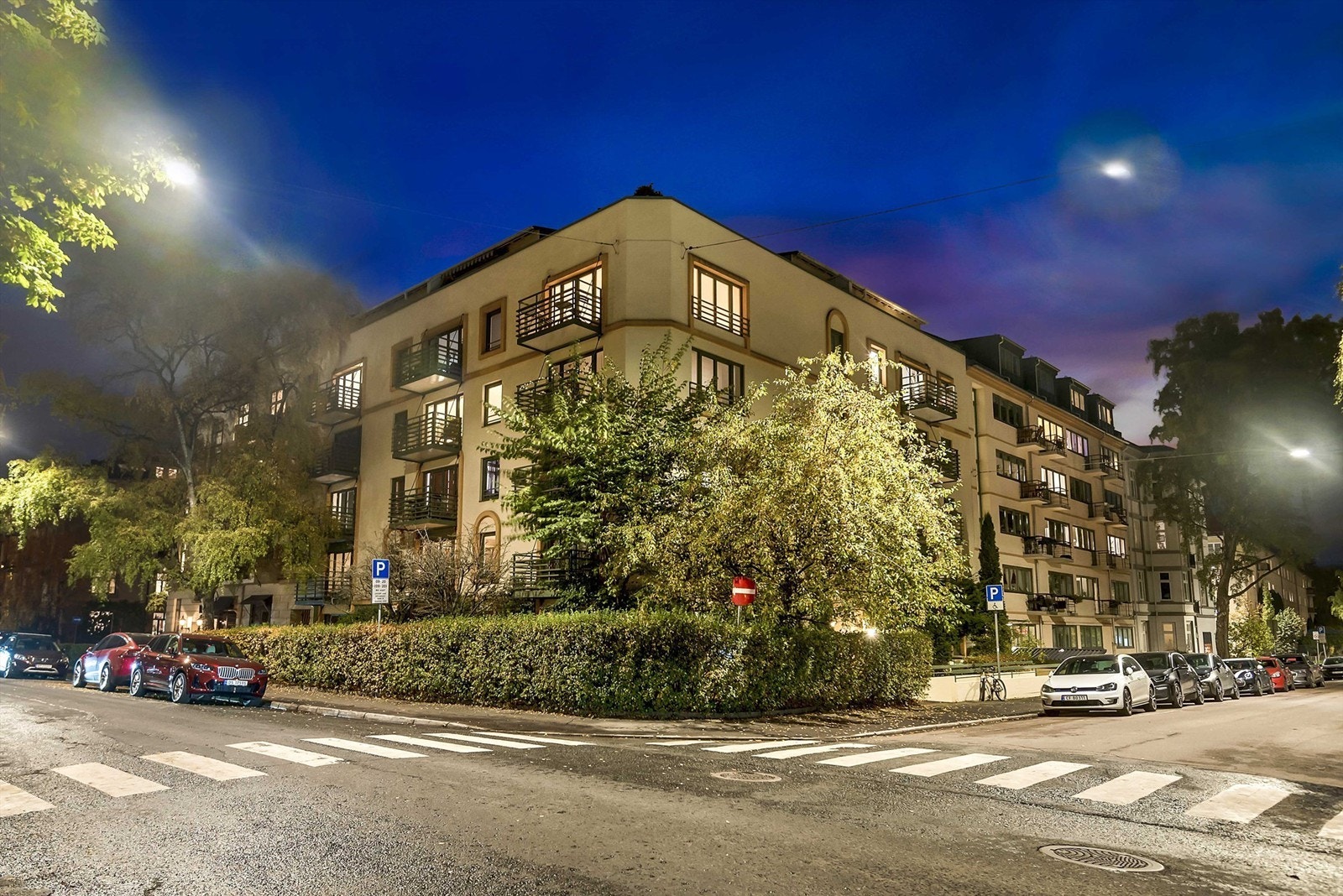 Fasade - Gården ligger mot et frodig og tilbaketrukket nabolag. Galleribilde