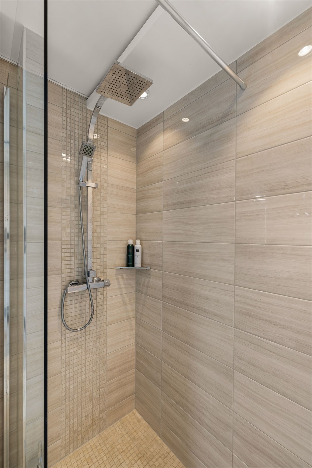 Dusjhjørne med glassfelt, dusjarmatur med både hånd- og regndusj. Galleribilde