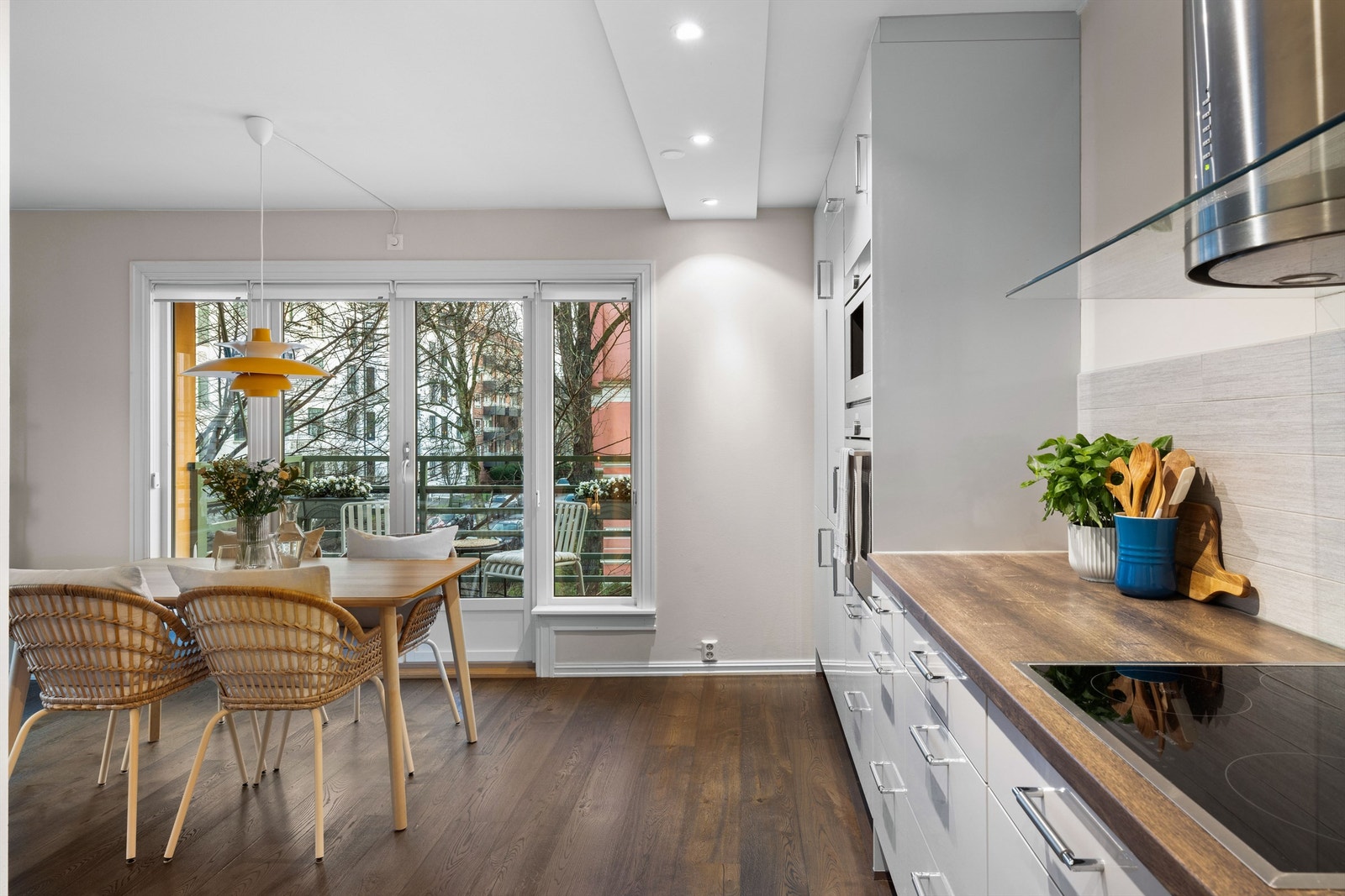 I mellom stuen og kjøkkenet er det naturlig og god plass til en spisegruppe. Galleribilde