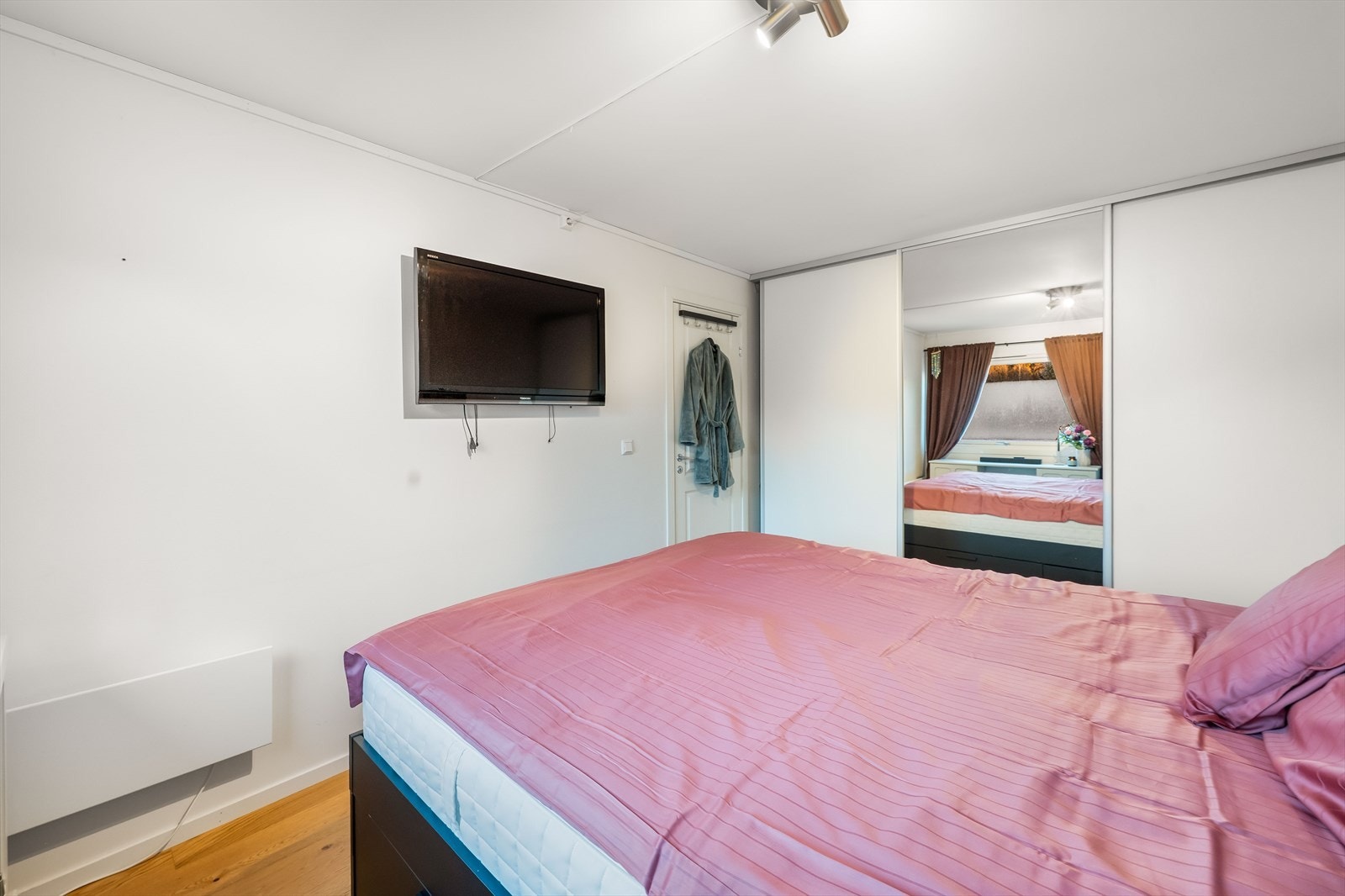 Lyst og trivelig soverom med fleksible møbleringsmuligheter. Galleribilde