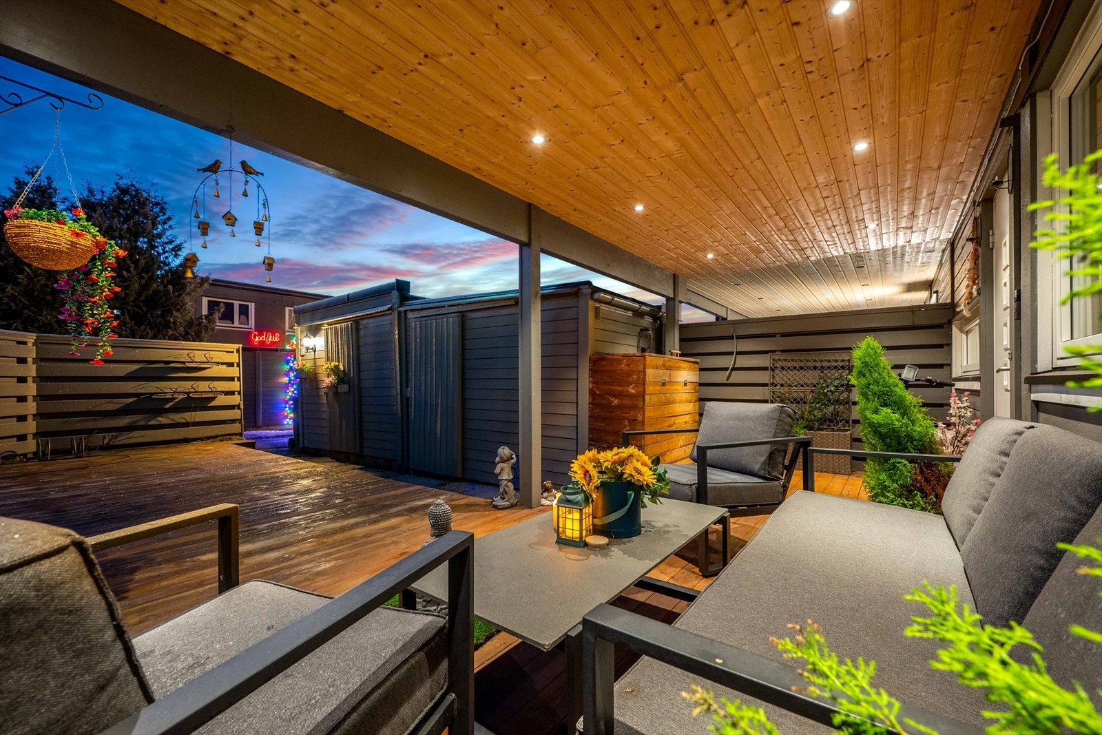 Overbygd uteområde med lune detaljer. Boligen har flott ingangsparti og praktisk bod tilgjengelig. Galleribilde