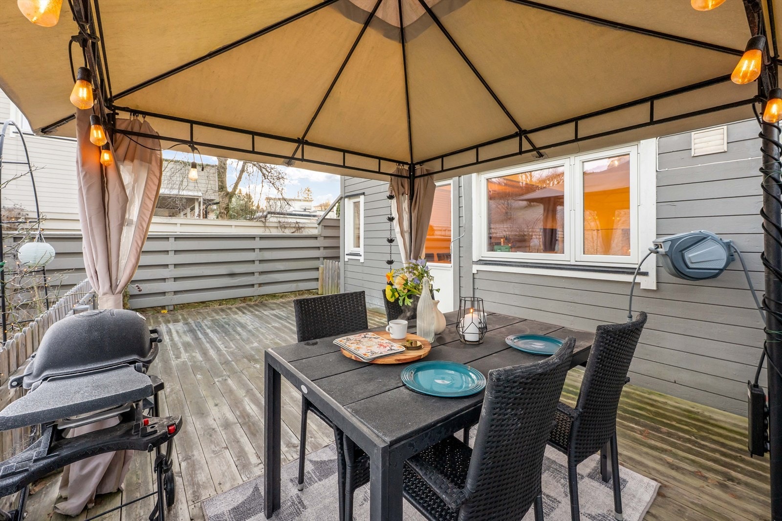 Skjermet uteområde med gode solforhold og privat preg. Galleribilde