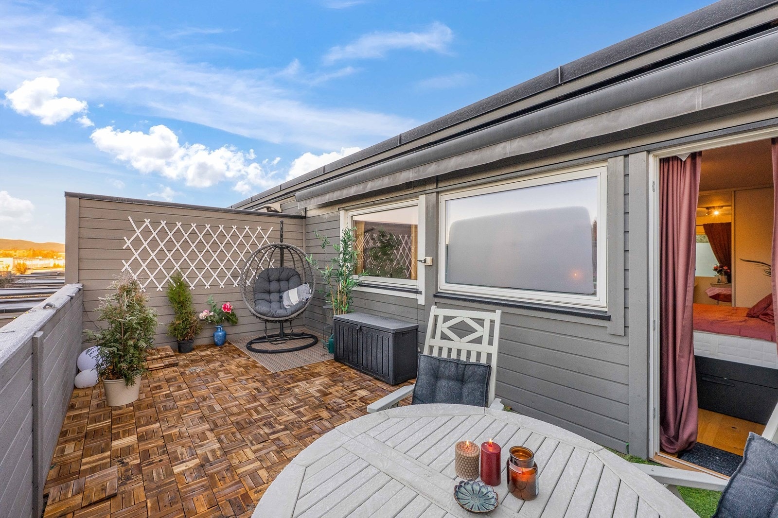 Uteplass med direkte adkomst fra boligen - naturlig forlengelse av oppholdsrommene. Galleribilde