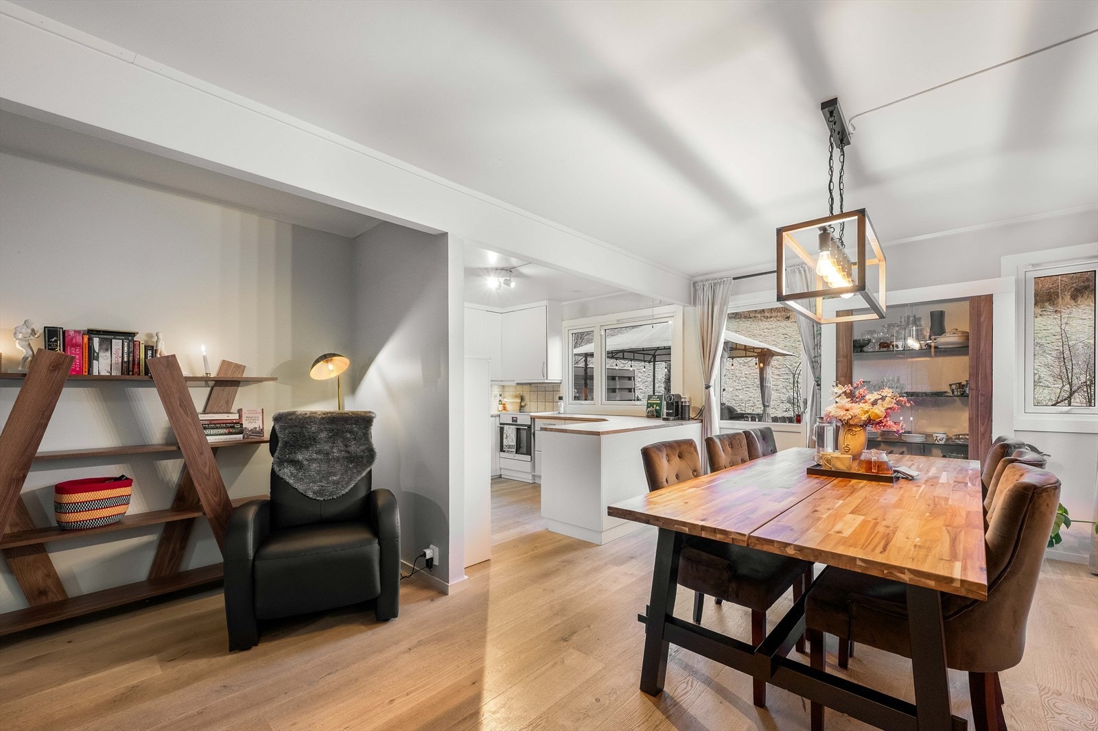 Romslig oppholdsrom med plass til både spisebord og sofagruppe. Galleribilde