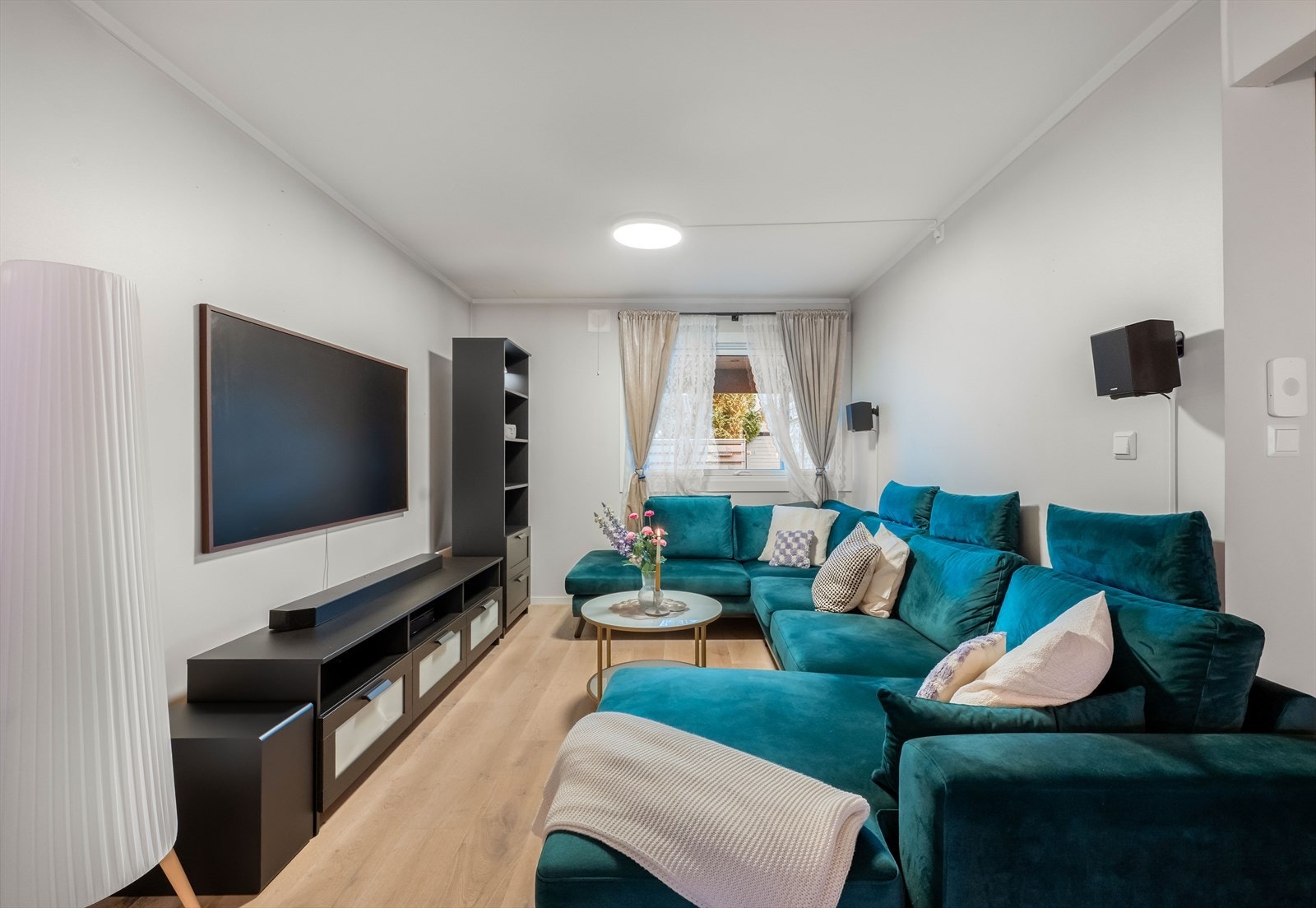 Romslig stue med god plass til avslapning og underholdning. Galleribilde