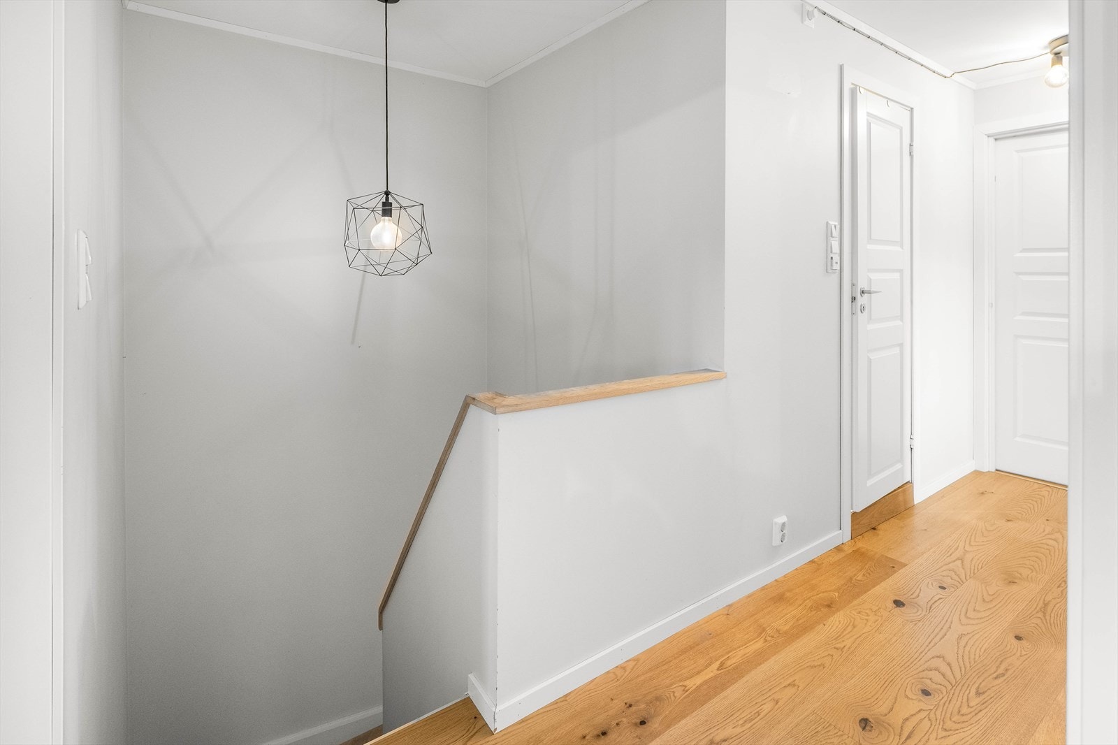 Lys og ryddig gang som knytter etasjene elegant sammen. Galleribilde