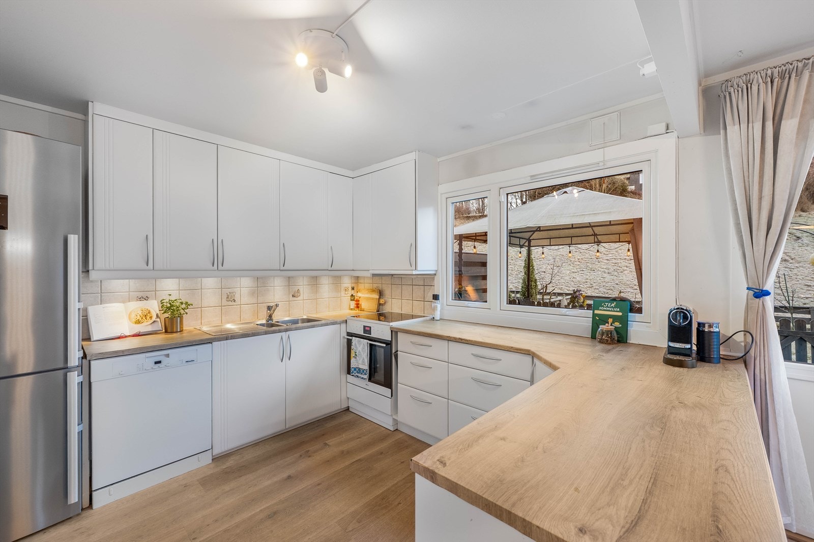 Moderne kjøkken med rikelig skapplass og gode arbeidsflater. Galleribilde