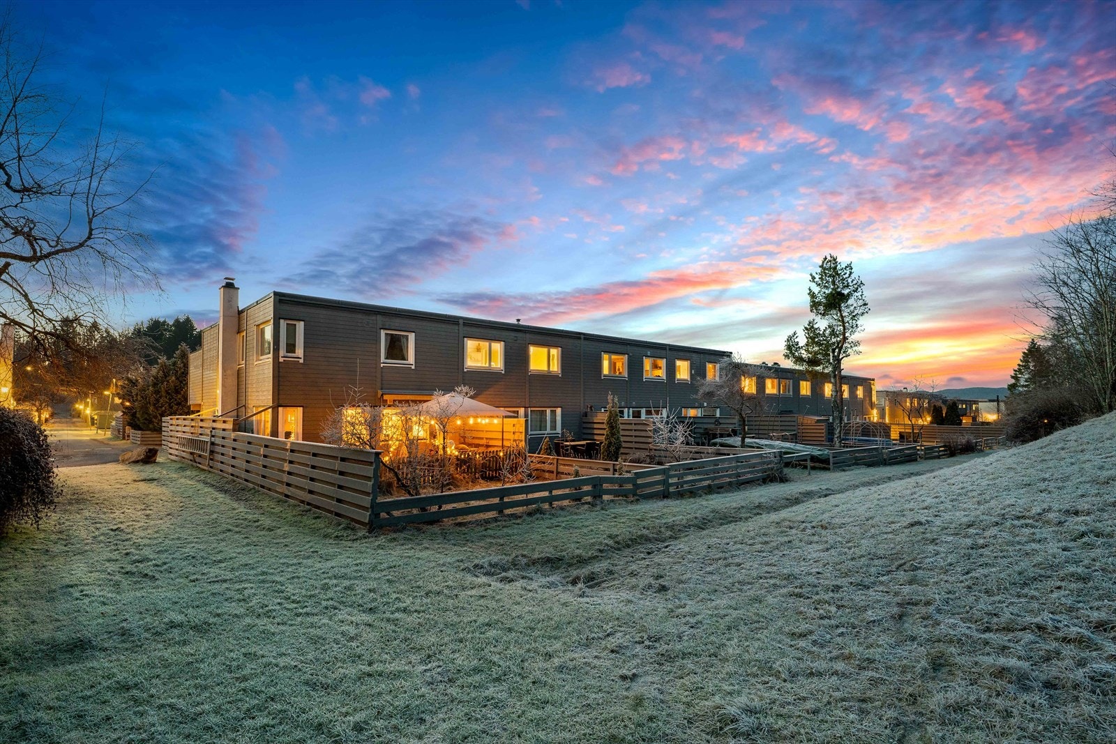 Boligen fremstår elegant og innbydende med flere fine uteplasser og lite innsyn. Galleribilde