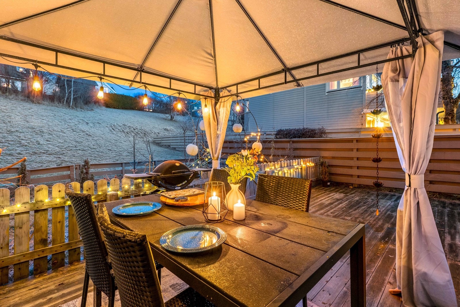 Flott uteplass, perfekt for sene kvelder og lange sommer/vinter dager. Galleribilde