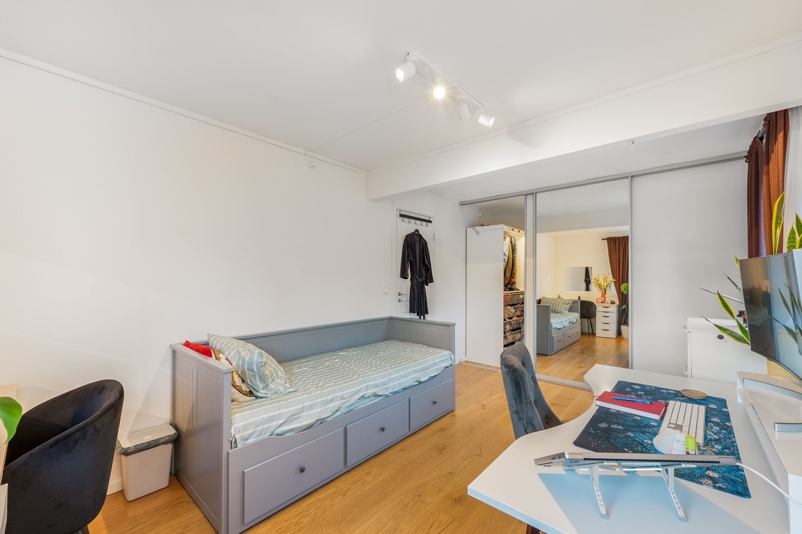 Barnerom med god plass til både lek, oppbevaring og hvile. Galleribilde