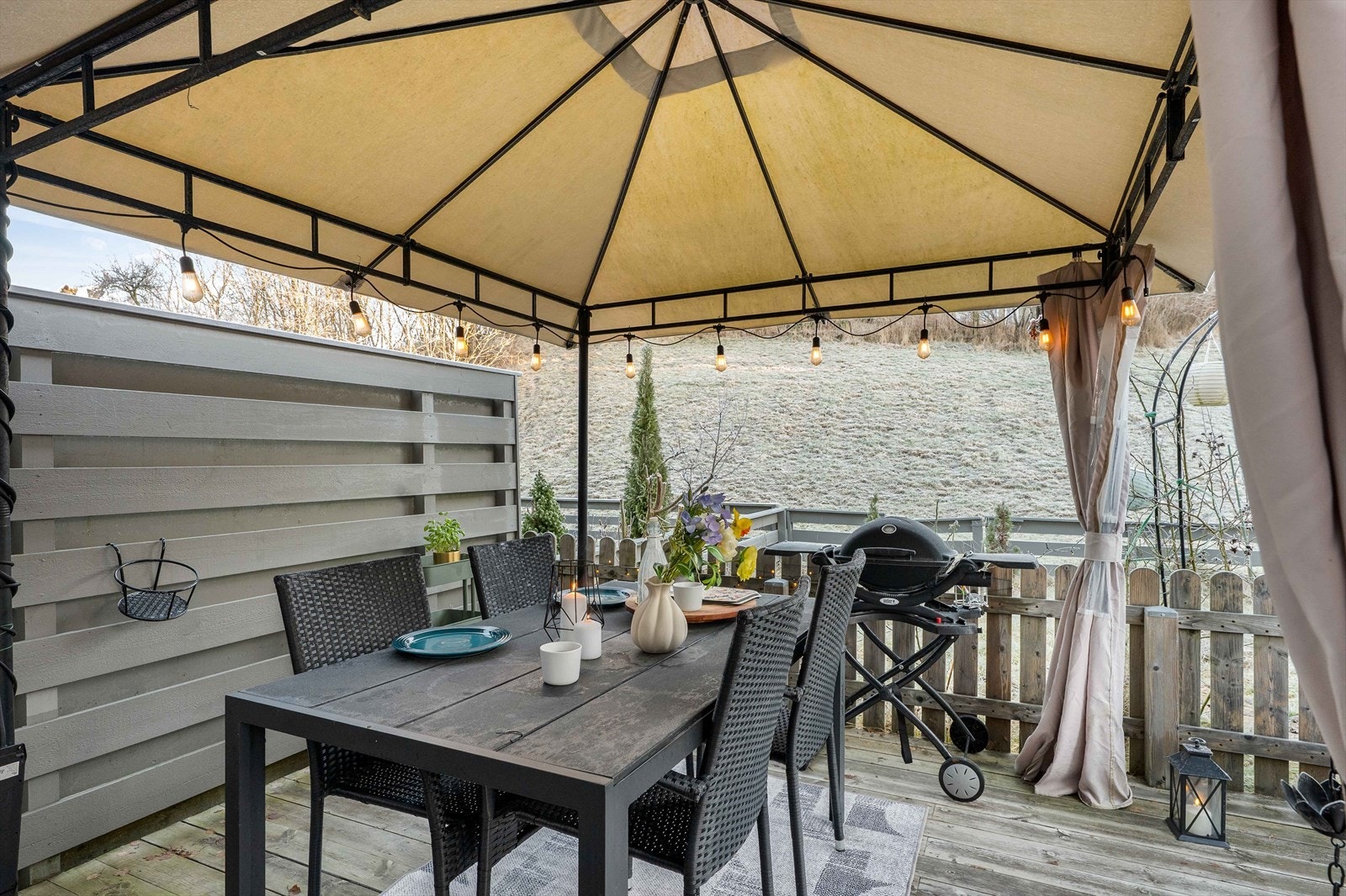 Romslig uteplass med plass til spisegruppe, grill og sosiale soner. Galleribilde