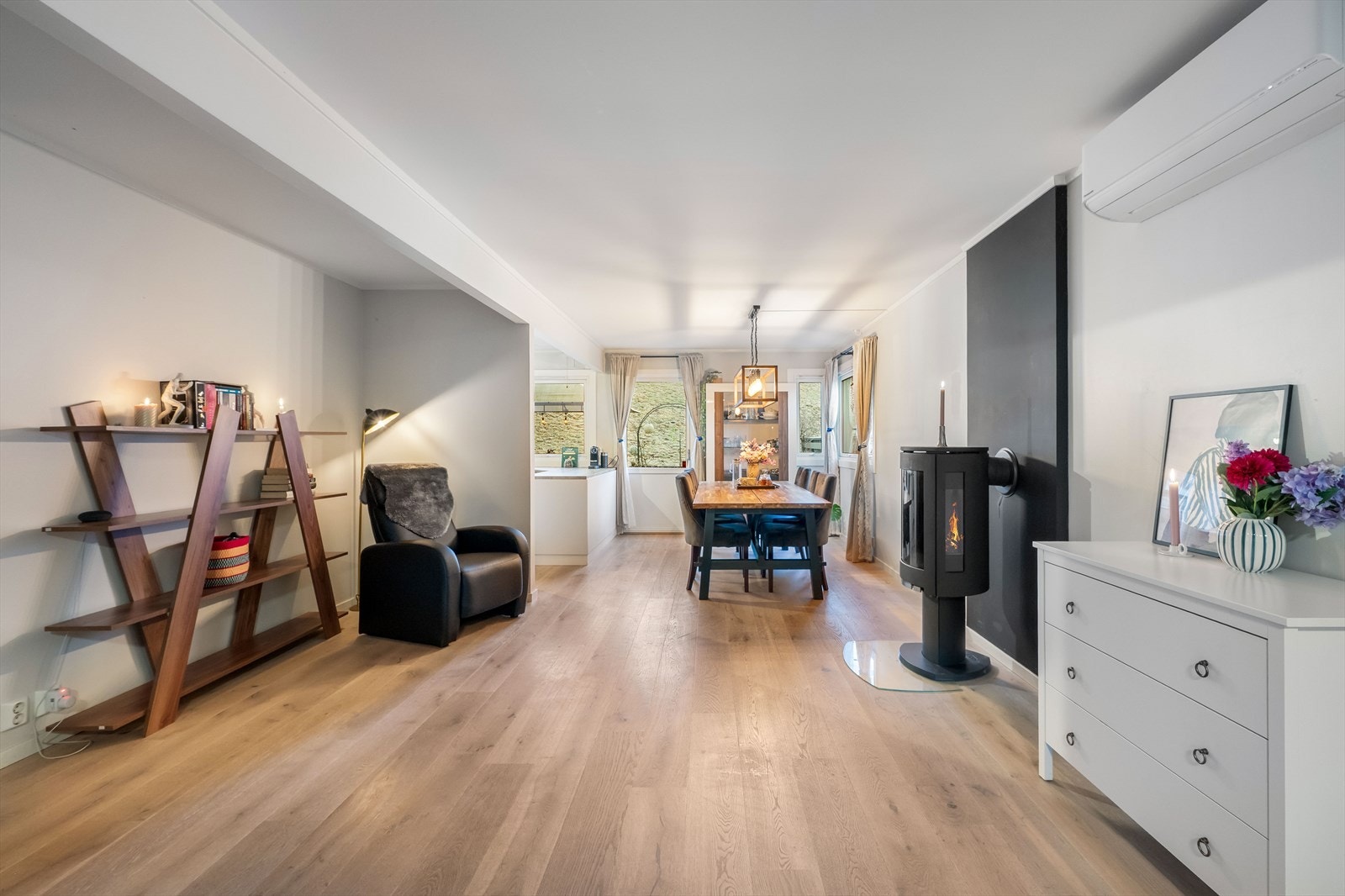 Åpen og luftig planløsning som gir en god flyt mellom rommene. Galleribilde