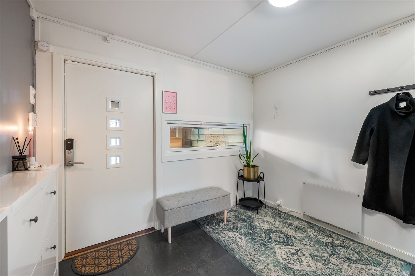 Romslig og innbydende entré med plass til oppbevaring og sittemøbel. Galleribilde