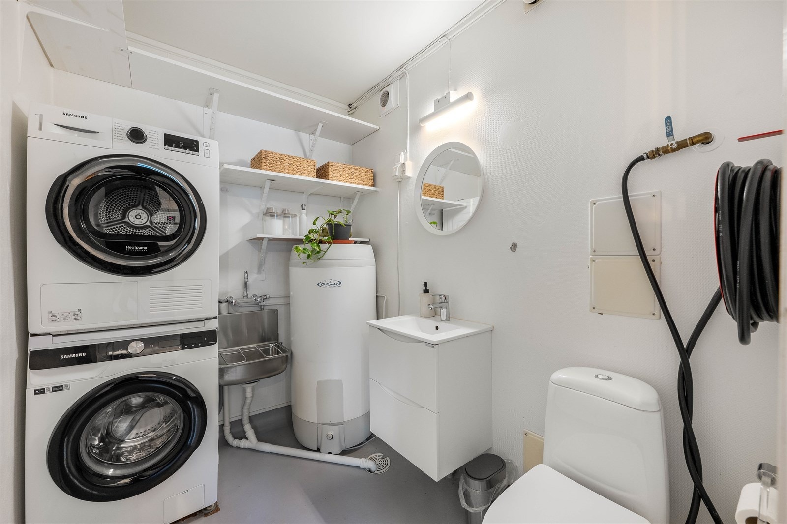 Praktisk vaskerom med opplegg for vaskemaskin og tørketrommel. Galleribilde