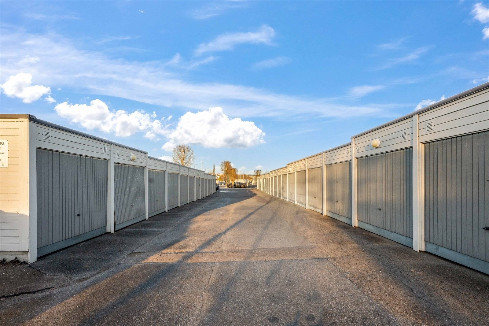 Det følger med en garasjeplass i rekke. Galleribilde