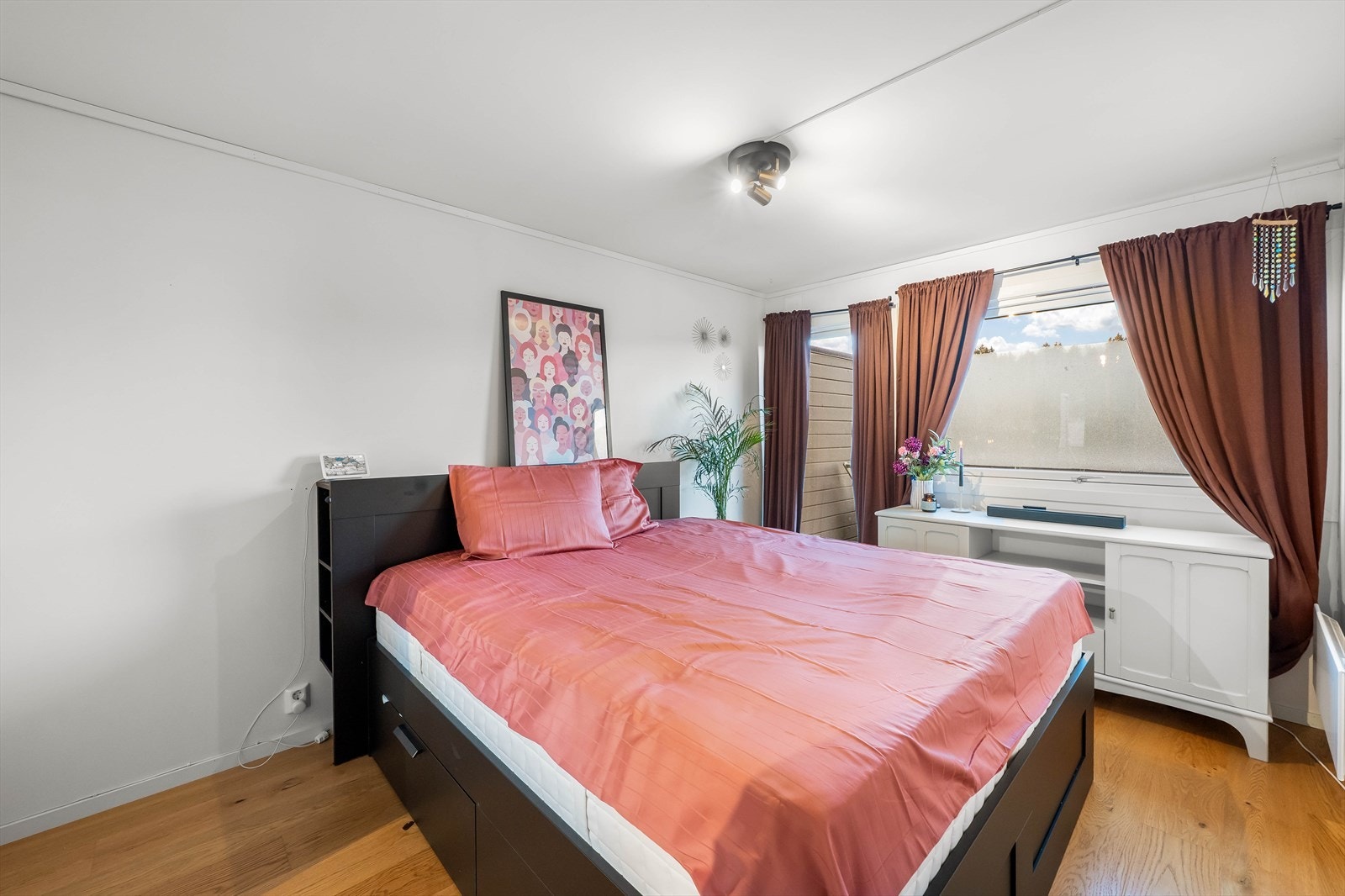 Hovedsoverom med plass til dobbeltseng og rolige omgivelser. Galleribilde