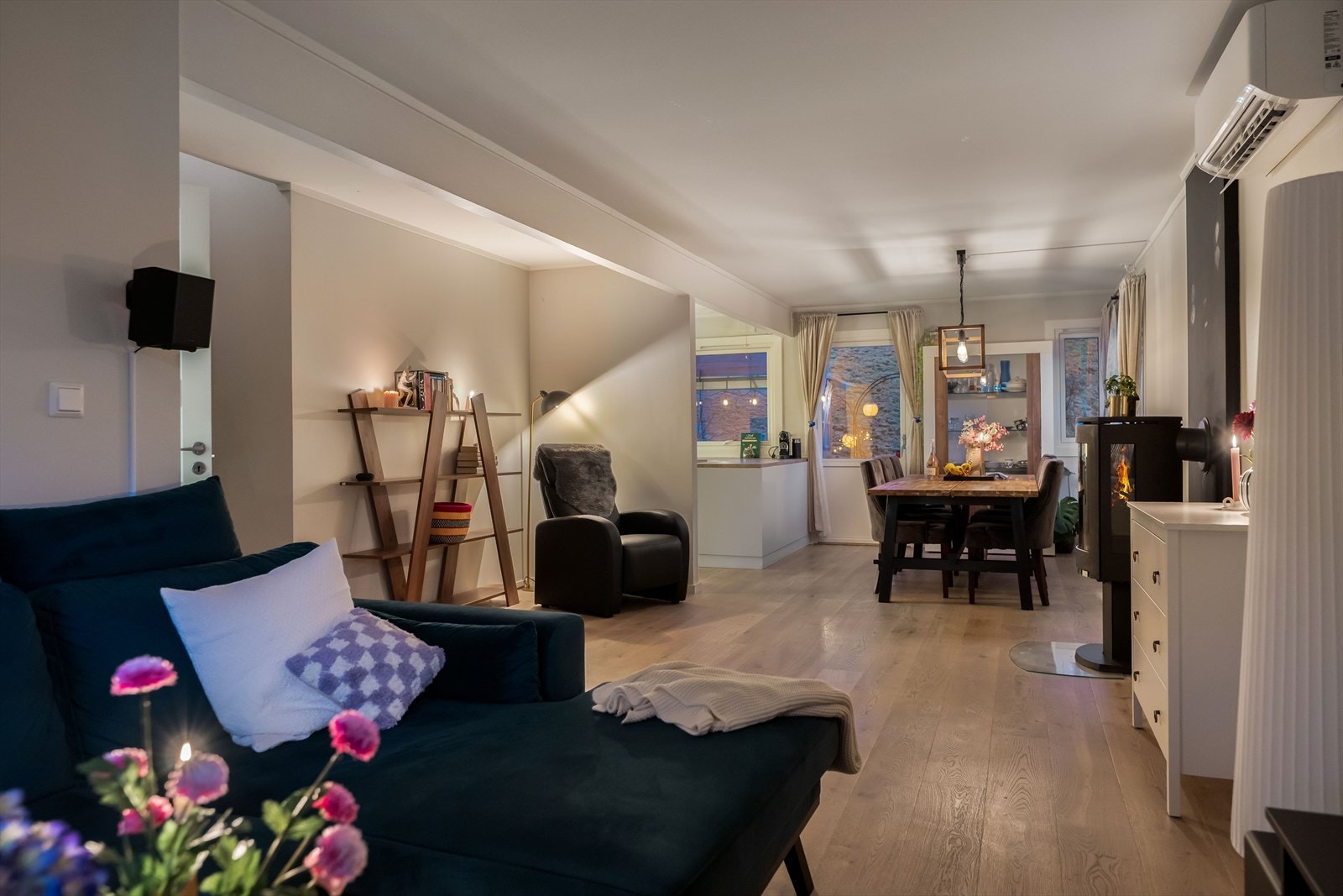 Lys og moderne stue med åpen planløsning som skaper en luftig romfølelse. Galleribilde